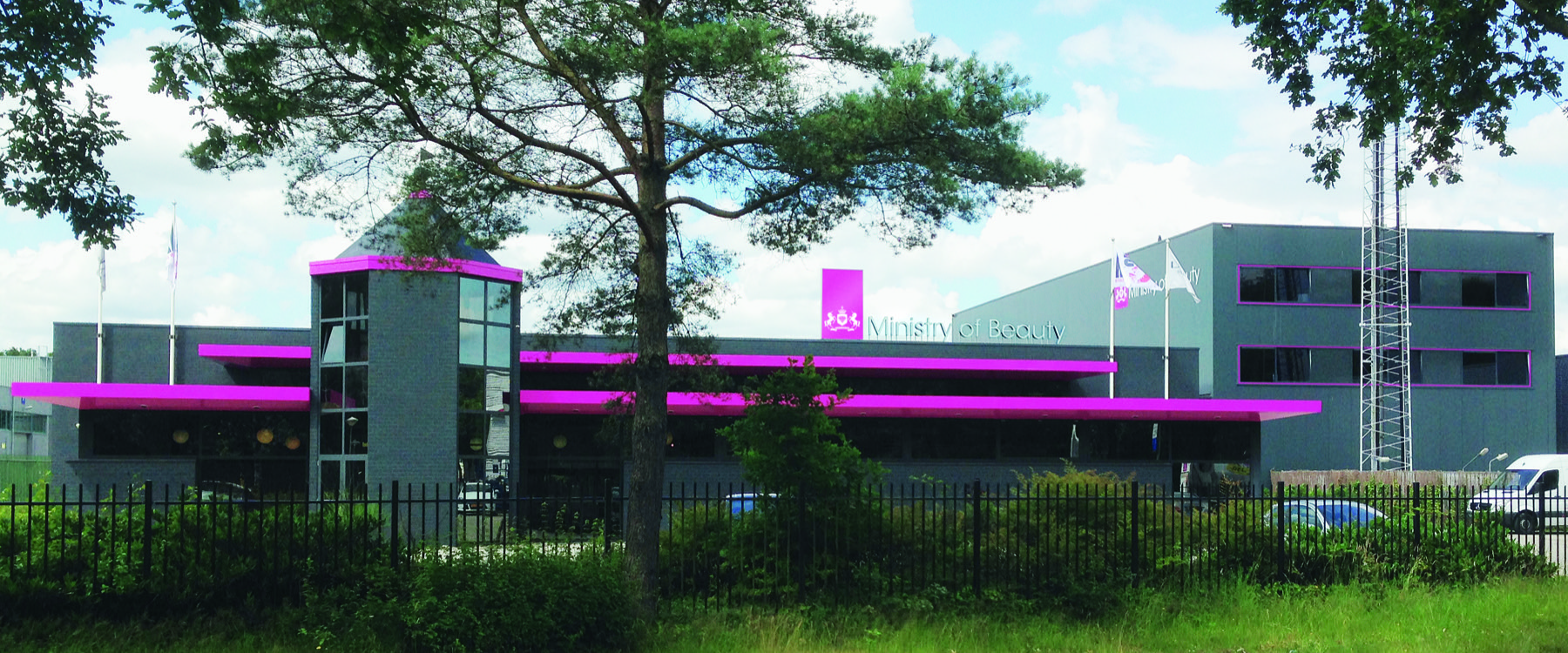 Buitenkant van het Ministry of Beauty pand met roze gevelaccenten