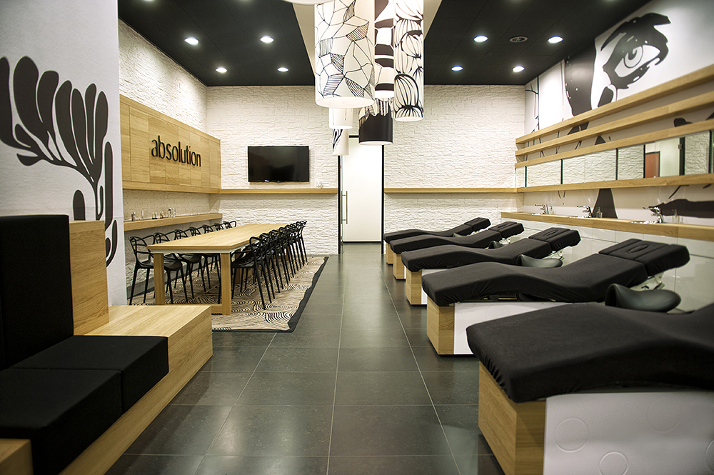 Absolution trainingsruimte met behandelstoelen en werktafel