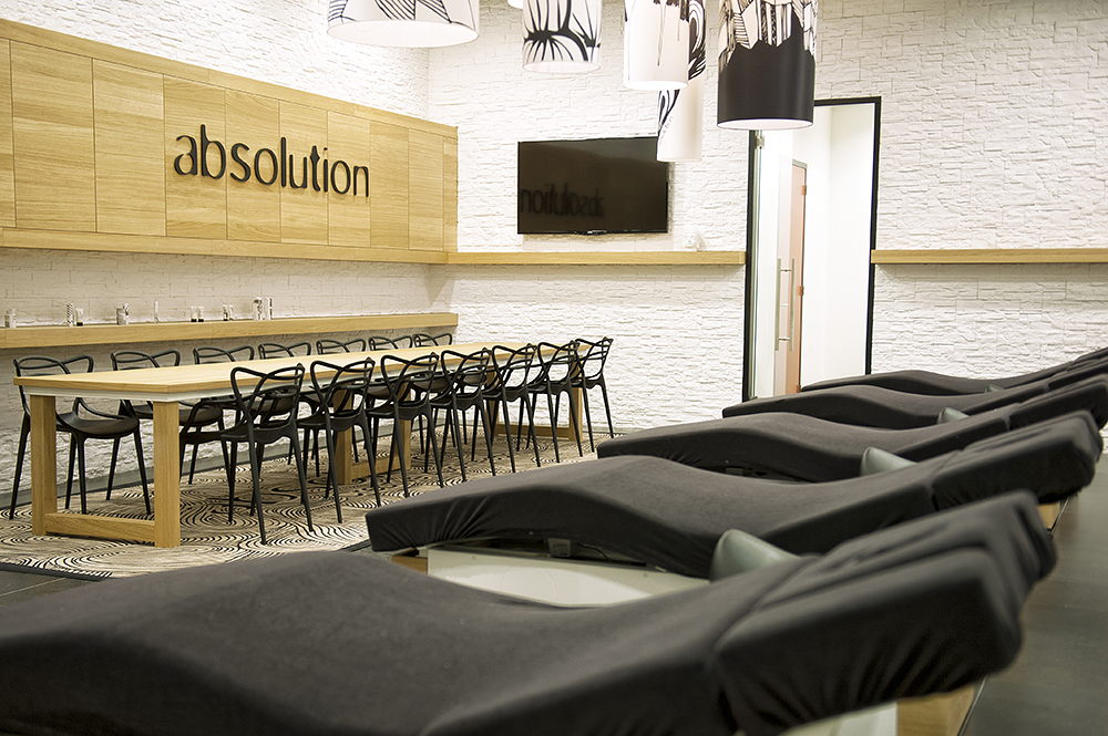 Absolution trainingsruimte met werktafel en behandelstoelen