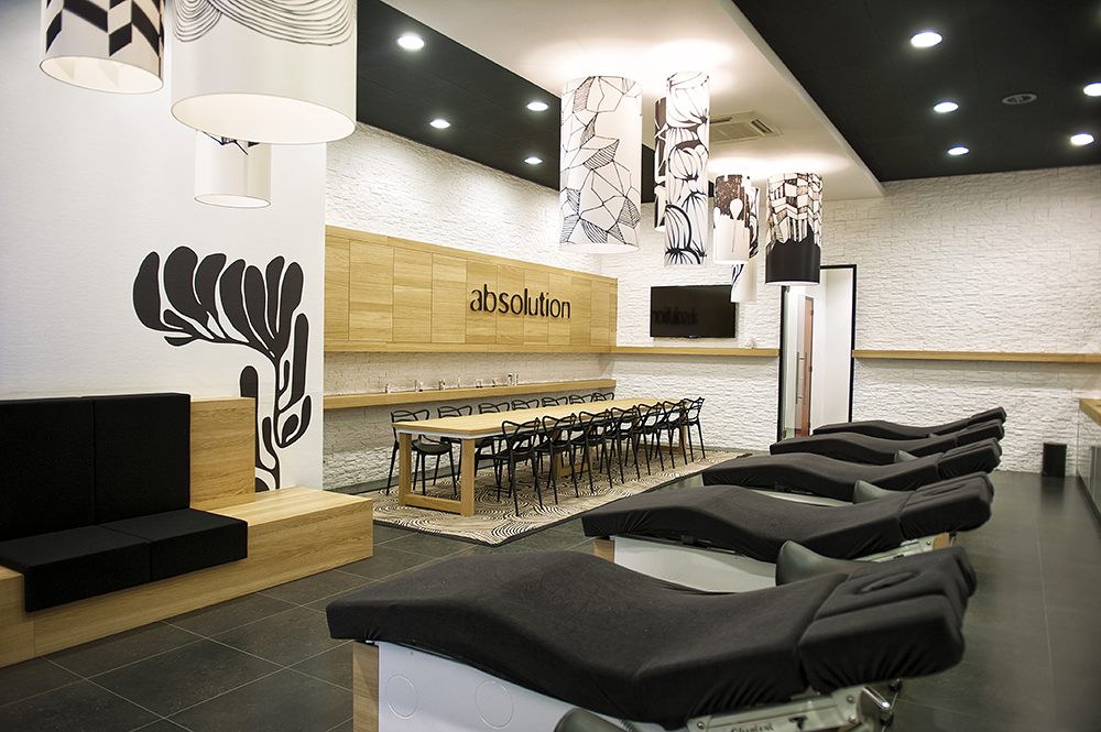 Absolution trainingsruimte met behandelstoelen en designverlichting