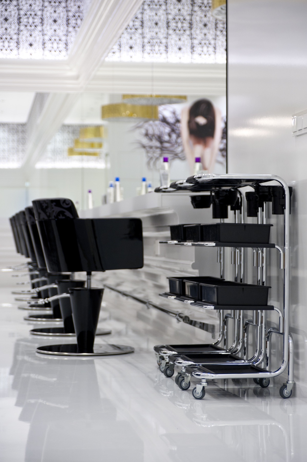 L’ANZA salonruimte met stoelen en trolley’s
