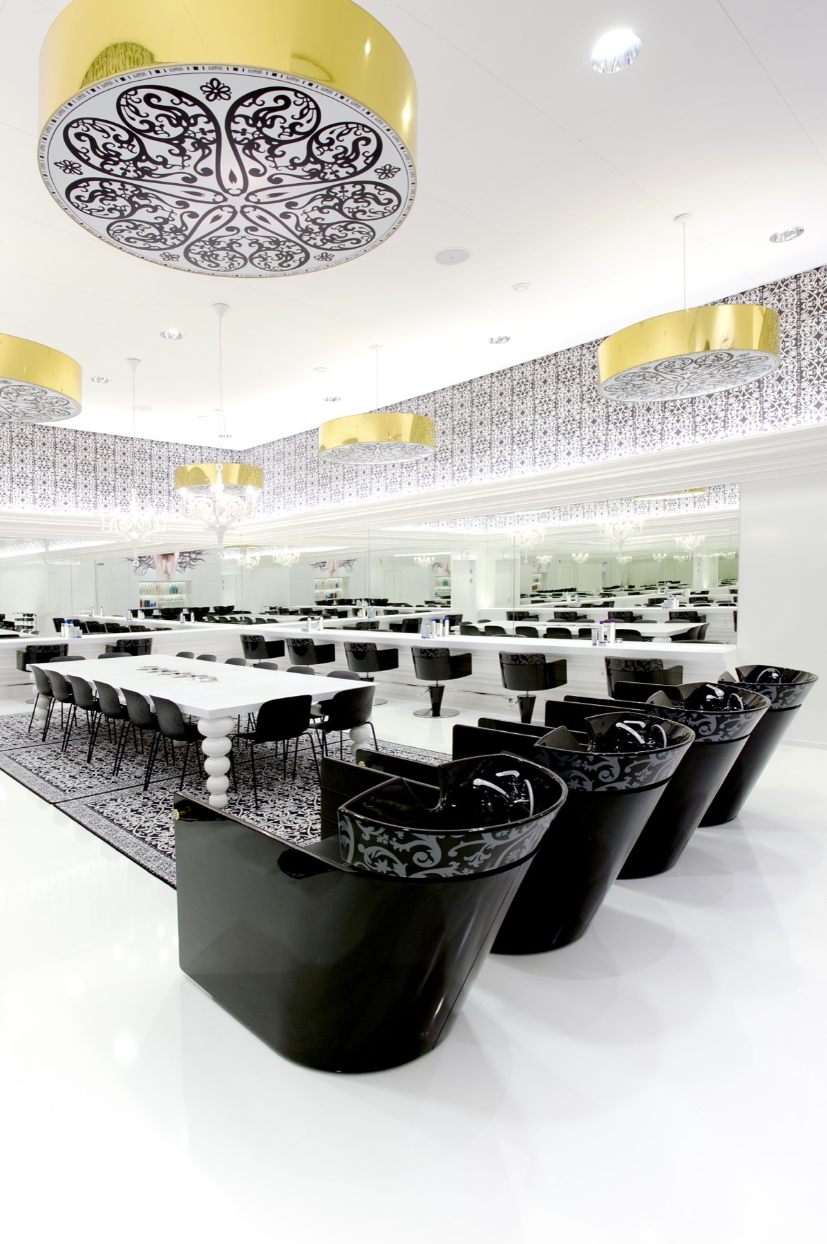 L’ANZA salonruimte met gouden lampen en wasunits