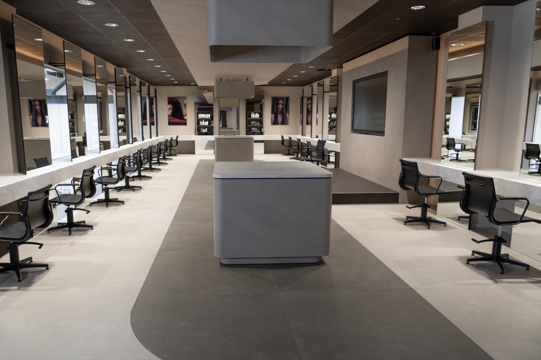 Paul Mitchell trainingsruimte met salonstoelen en spiegels