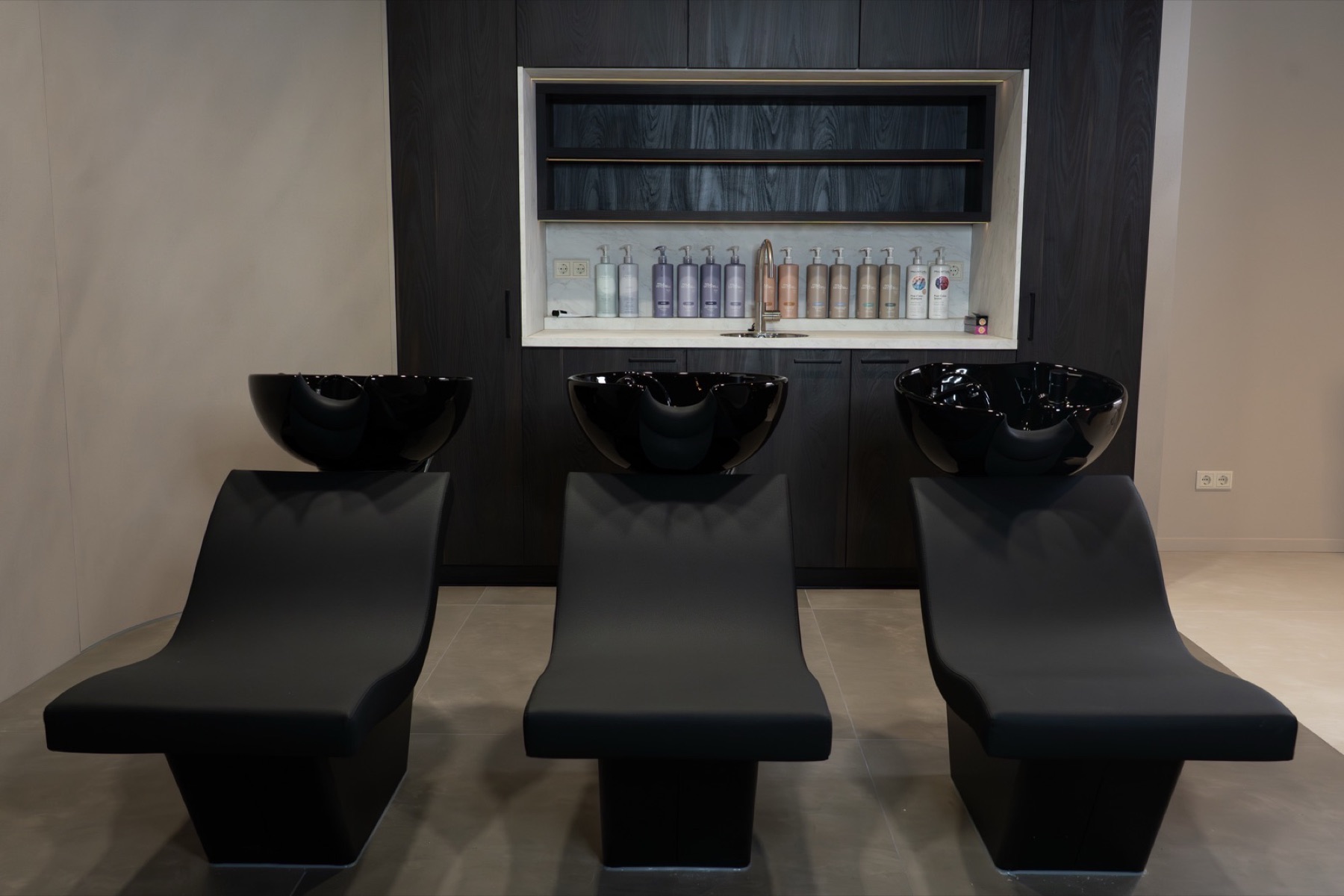 Paul Mitchell wasruimte met wasunits en productpresentatie
